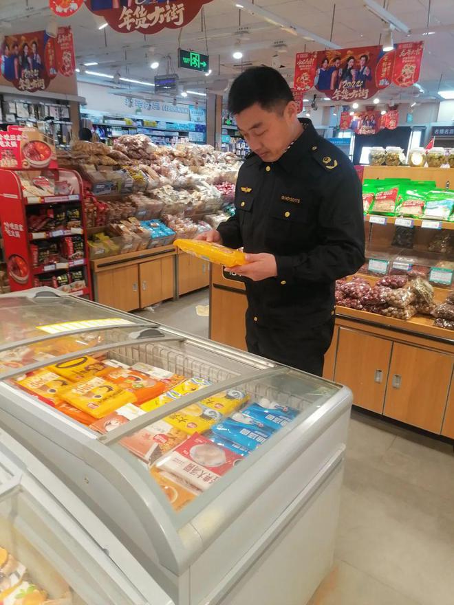 守護佳節(jié)“舌尖安全” 規(guī)范文化市場秩序——東昌府區(qū)市場監(jiān)管局開展元宵節(jié)食品安全及出版物零售專項檢查